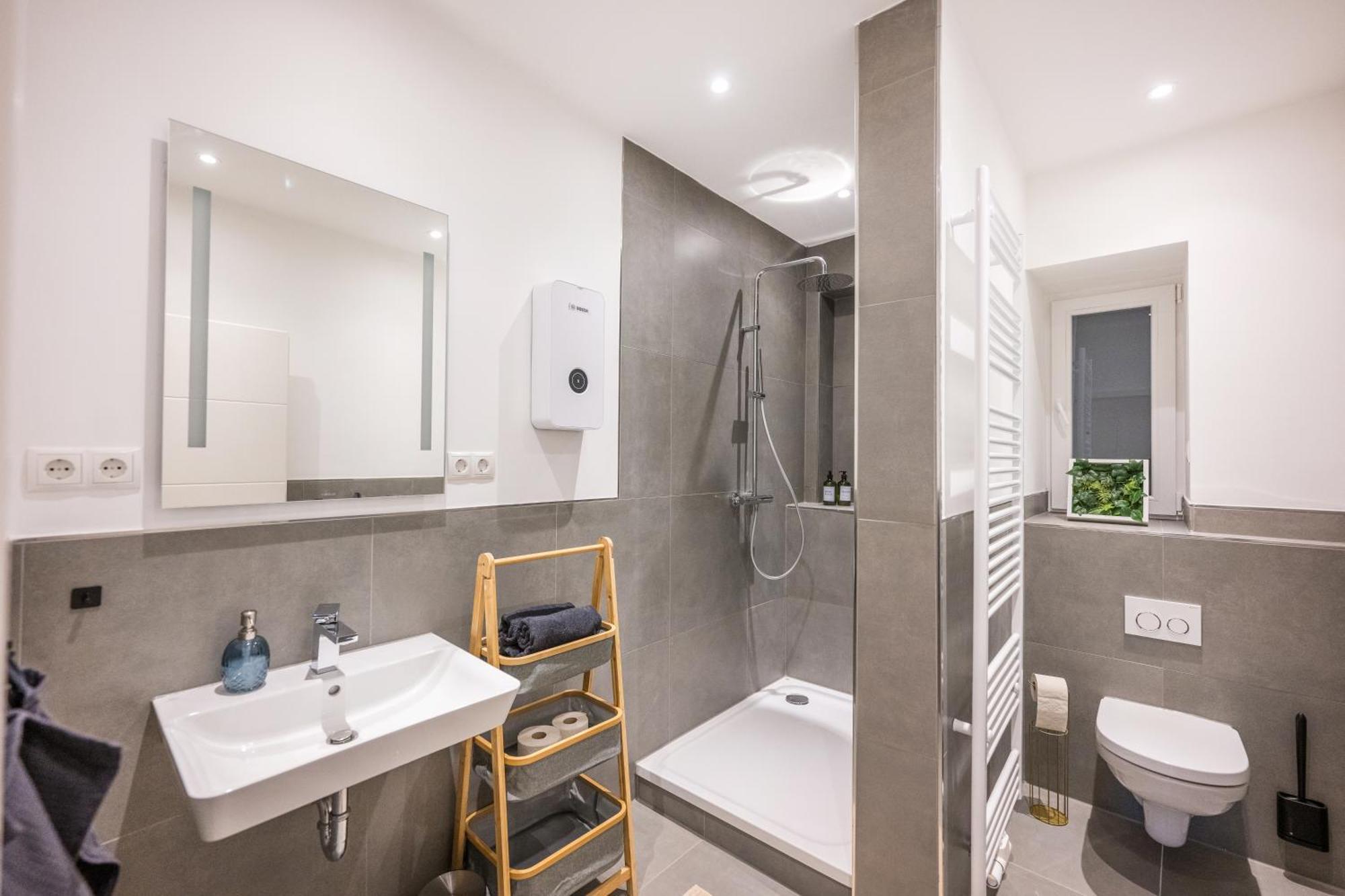 Neu: 100M² - Ideal Fuer Familien/Geschaeftsr. - Hbf Coblenza Exterior foto